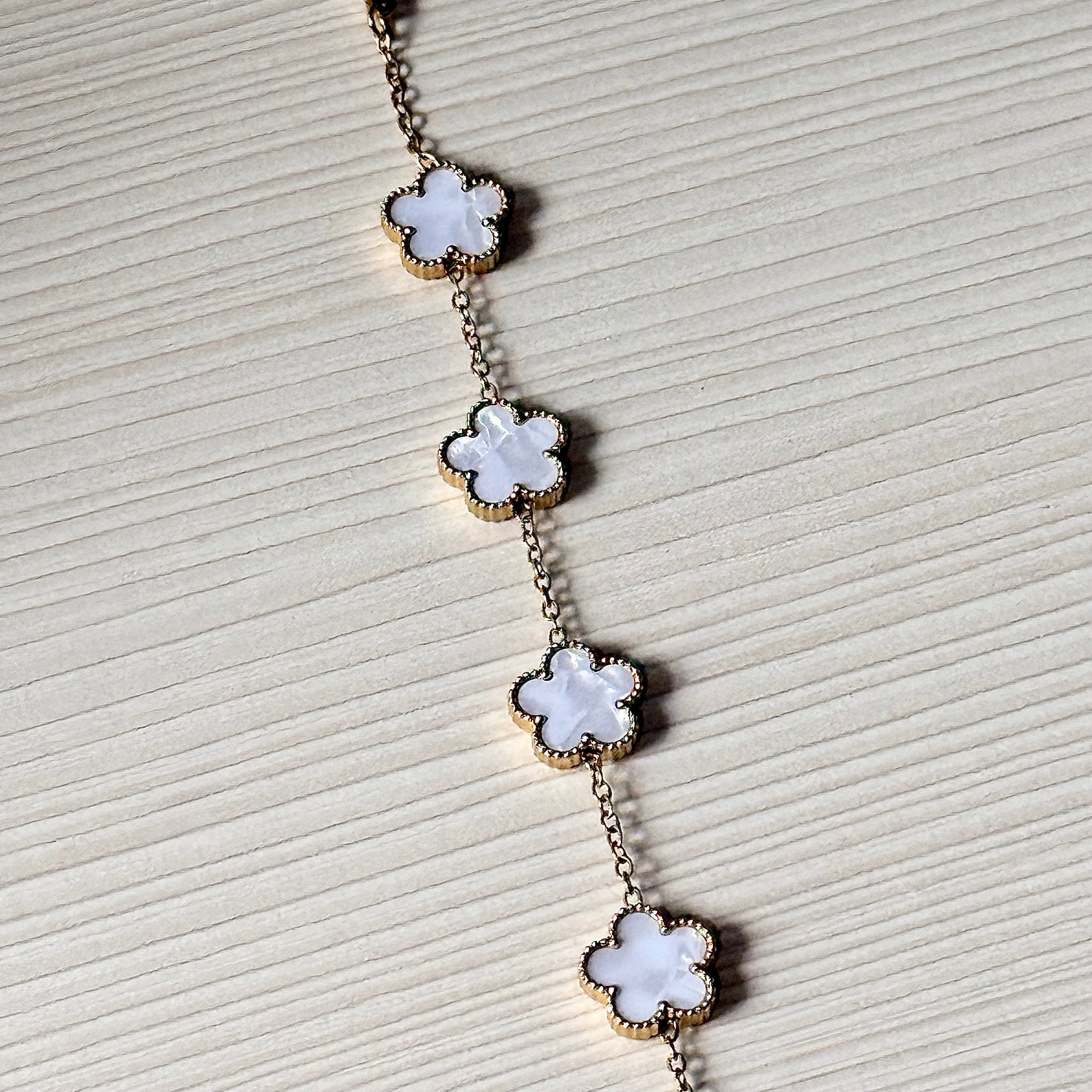 Fleur – Gold Charm Bracelet with White Flower Pendants