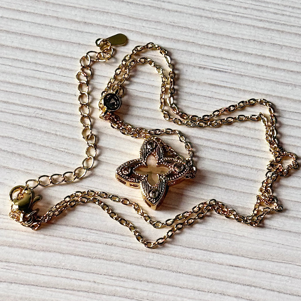 Trèfle – Gold Collar Necklace with Clover Charm